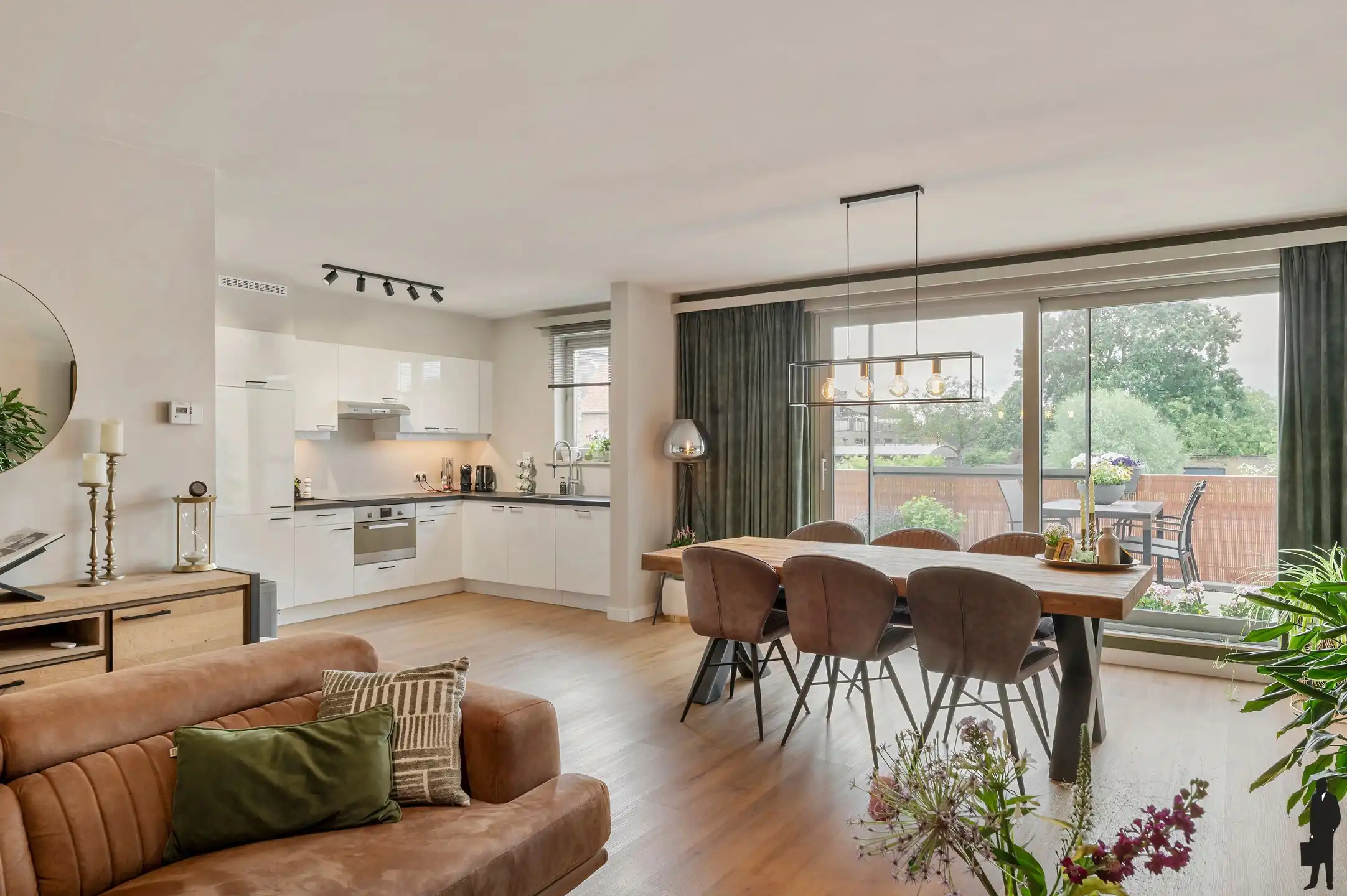 Instapklaar appartement met 2 slaapkamers, ruim terras, garage en kelderberging in Achterbroek foto {{pictureIndex}}