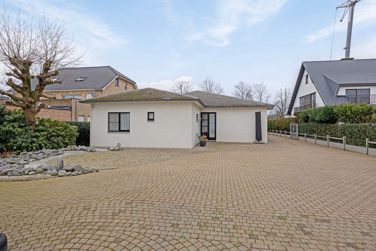 Ruime gelijkvloerse woning met bedrijfshal foto 26