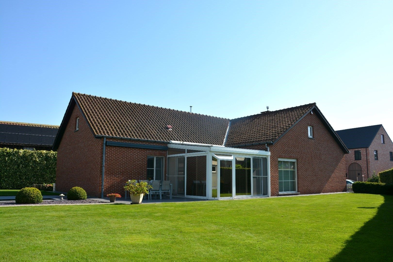 Rustig gelegen - perfect onderhouden - alleenstaande villa met 5 slaapkamers op 993 m² foto 4