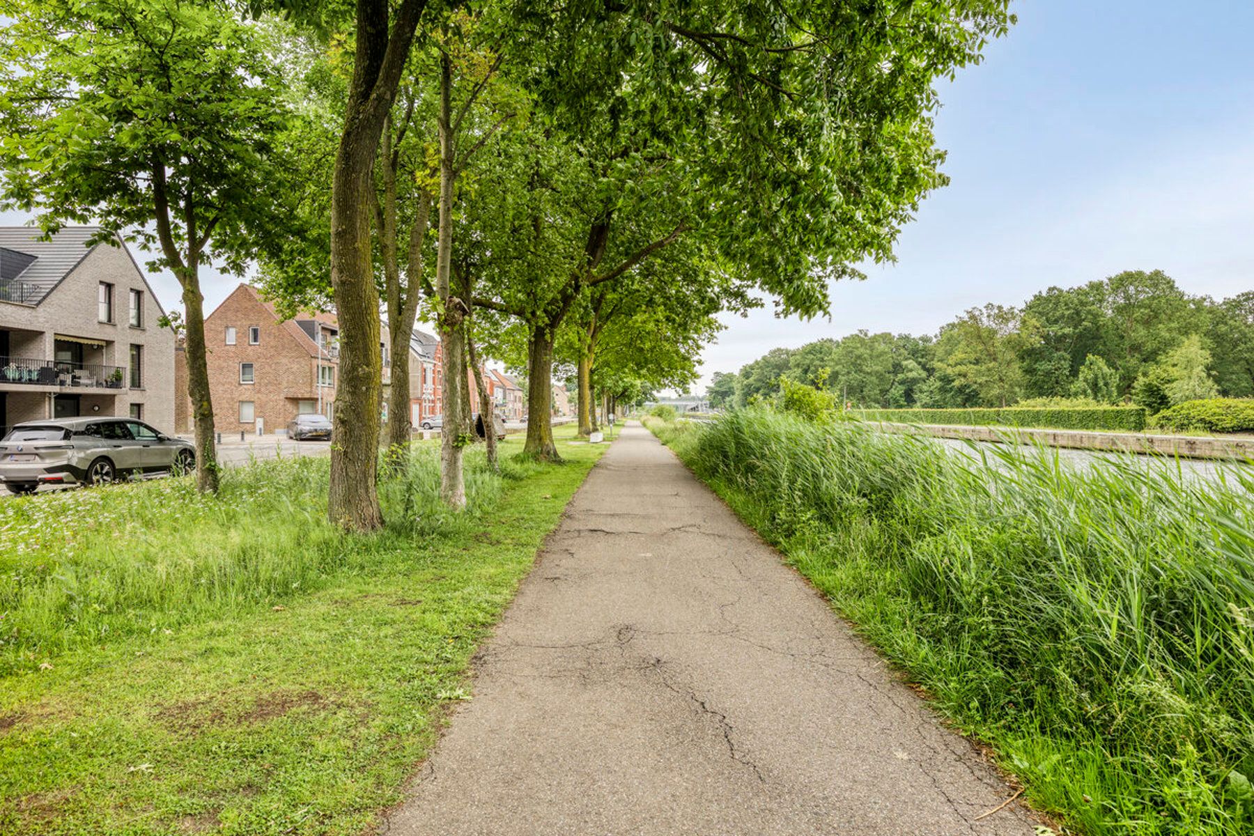 Ruim renovatieproject (226m²) met tuin aan kanaal foto 42