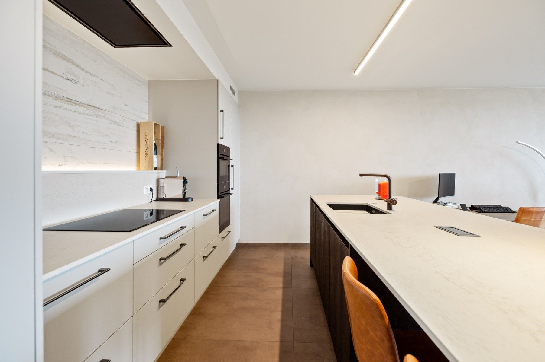 Gezellig, volledig gerenoveerd en instapklaar appartement 121m² + 26m² terras foto 4