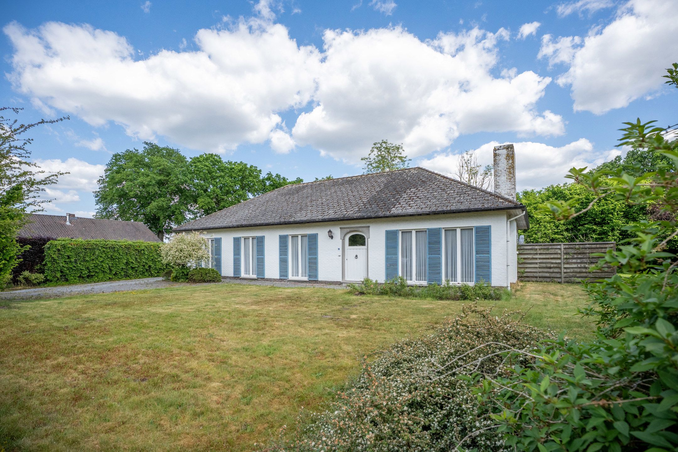 Hoofdfoto van de publicatie: Te renoveren gelijkvloerswoning op mooi perceel van 1.437 m²