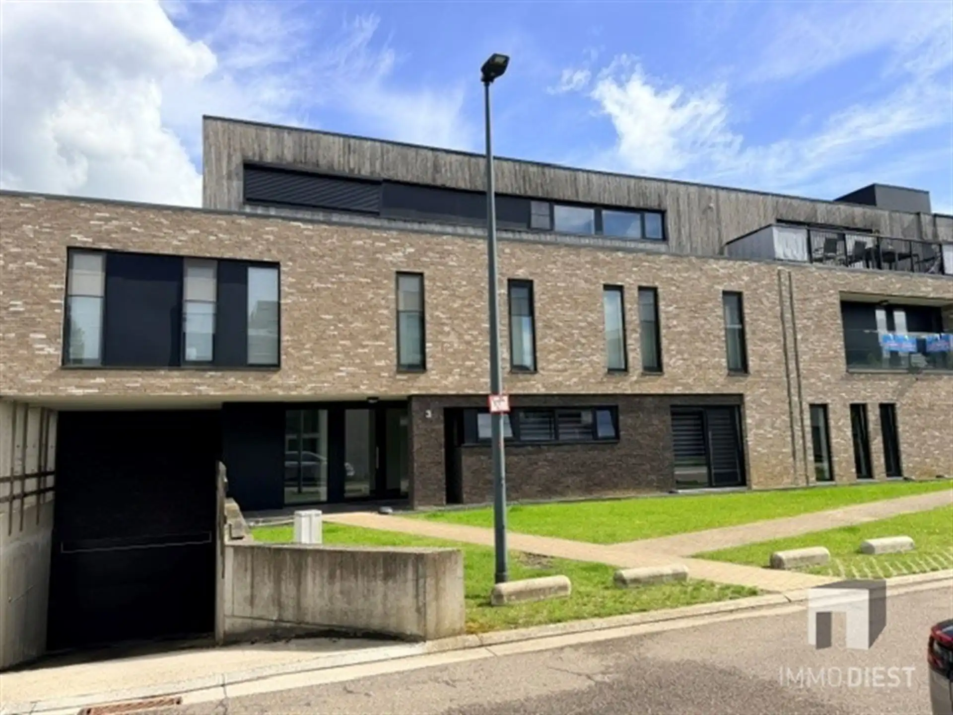 gelijkvloers appartement met tuin, drie slaapkamers! foto {{pictureIndex}}