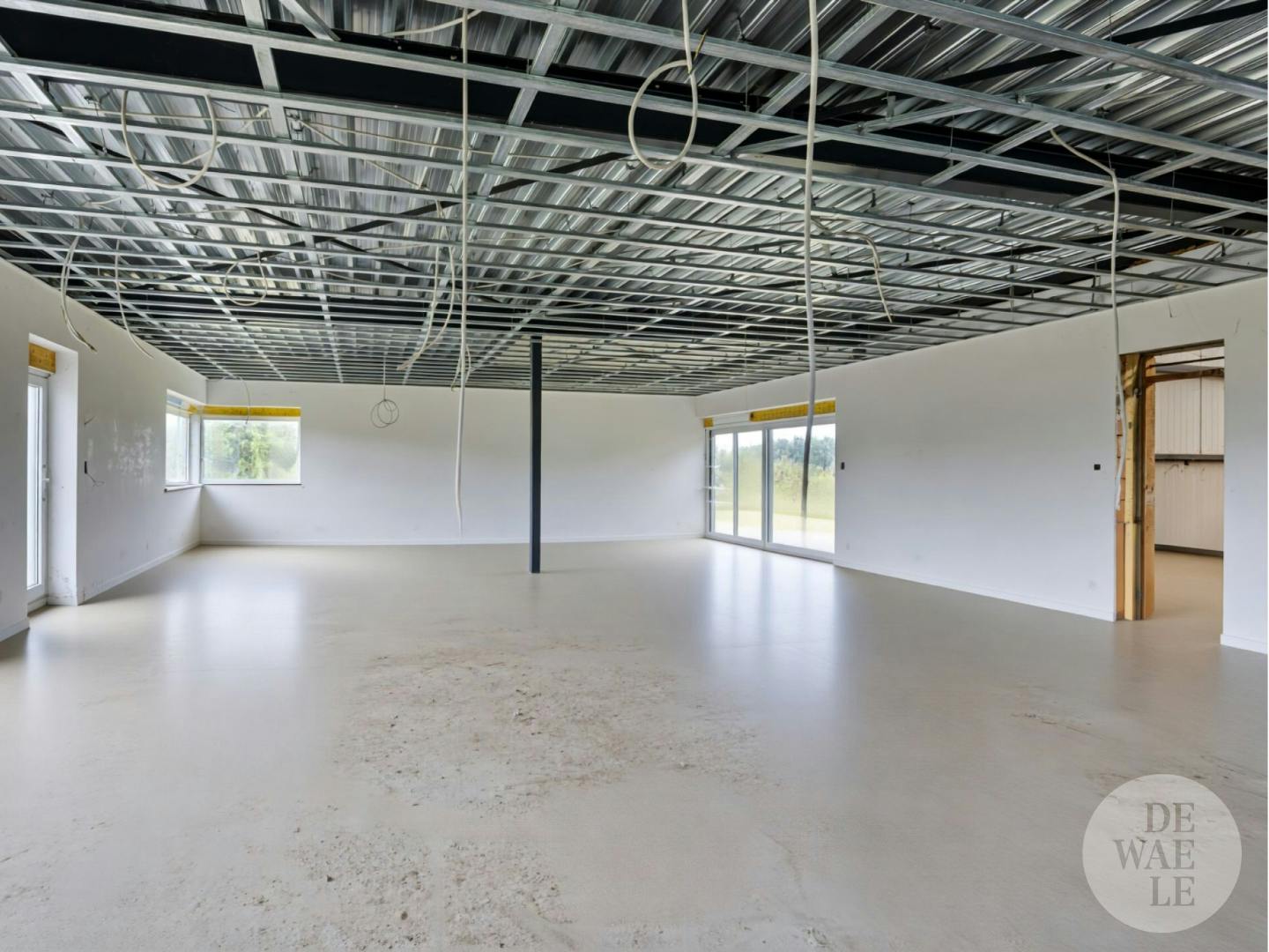 Unieke Combinatie: loods met casco woning te koop op Europark.  foto 4