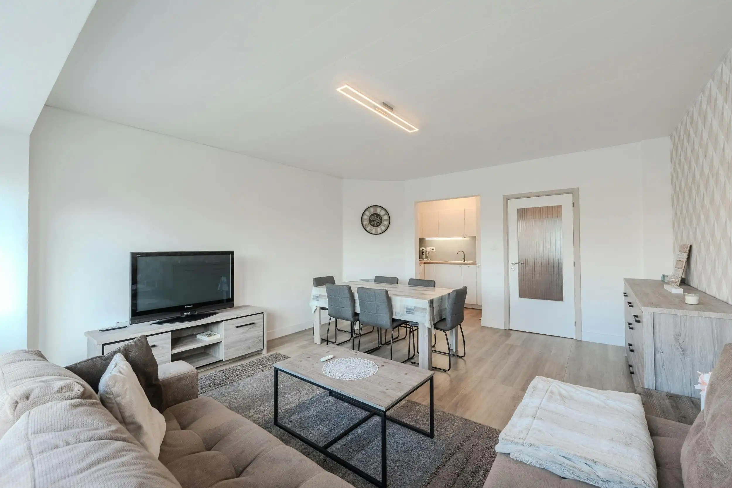 Gerenoveerd 2 slaapkamer appartement vlakbij de Zeedijk! foto 7