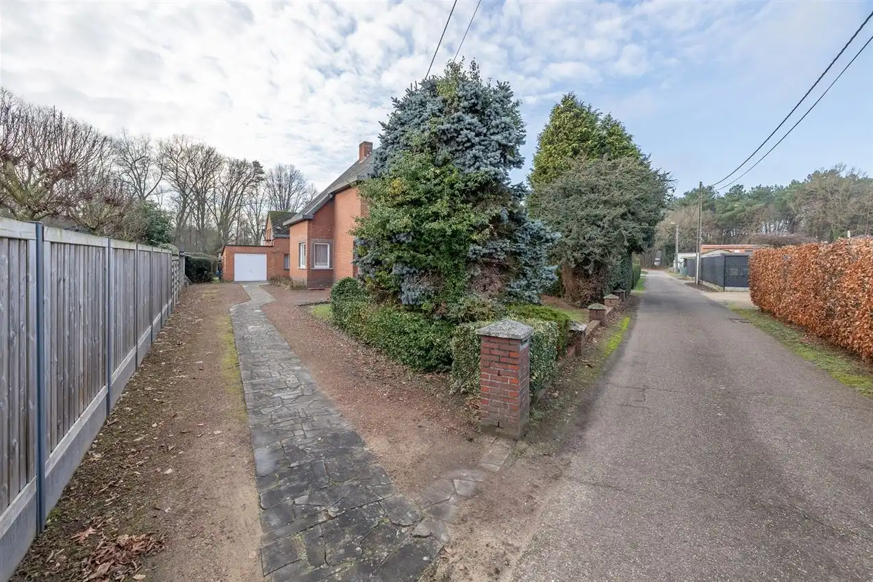 Vrijstaande woning met 3slk in verkeersluwe straat foto 18