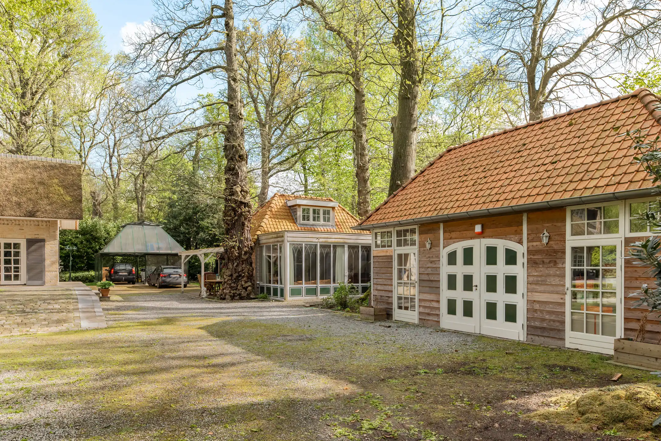 Unieke vrijstaande villa op ca. 7620m² in een uitzonderlijk domein in het groen. foto 19