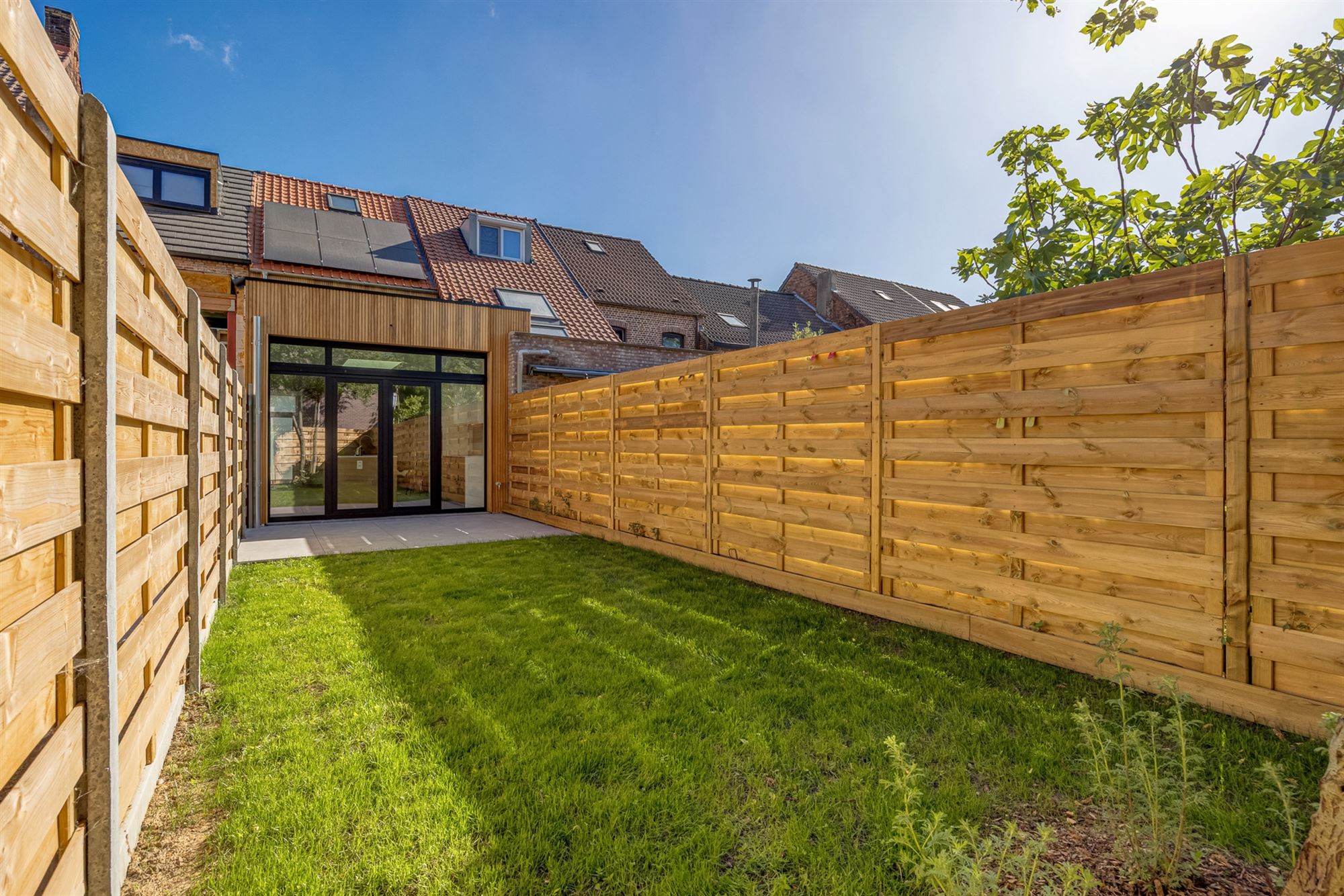 Totaal gerenoveerd huis met tuin en drie slaapkamers foto 16