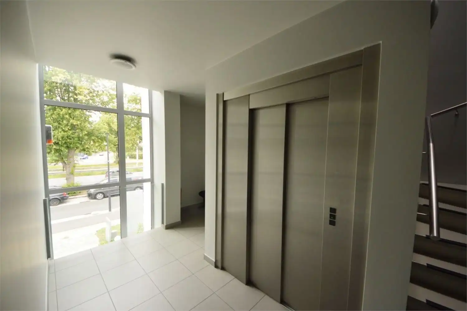 INSTAPKLAAR KANTOOR MET 6 PRIVE PARKEERPLAATSEN NABIJ E40 KAREELSTRAAT foto 6