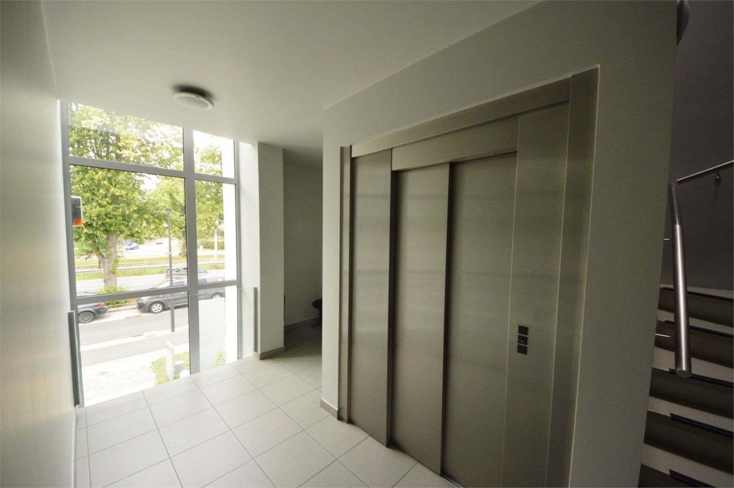 INSTAPKLAAR KANTOOR MET 6 PRIVE PARKEERPLAATSEN NABIJ E40 KAREELSTRAAT foto 6