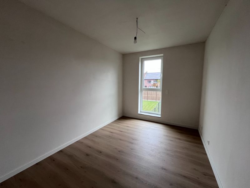 HOB met garage en zonrijke tuin nabij tal van verbindingswegen foto 14