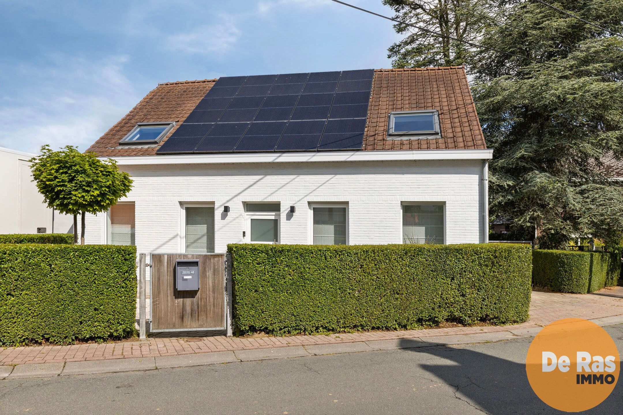 BURST - Instapklare woning met bijgebouw en ruime tuin foto {{pictureIndex}}