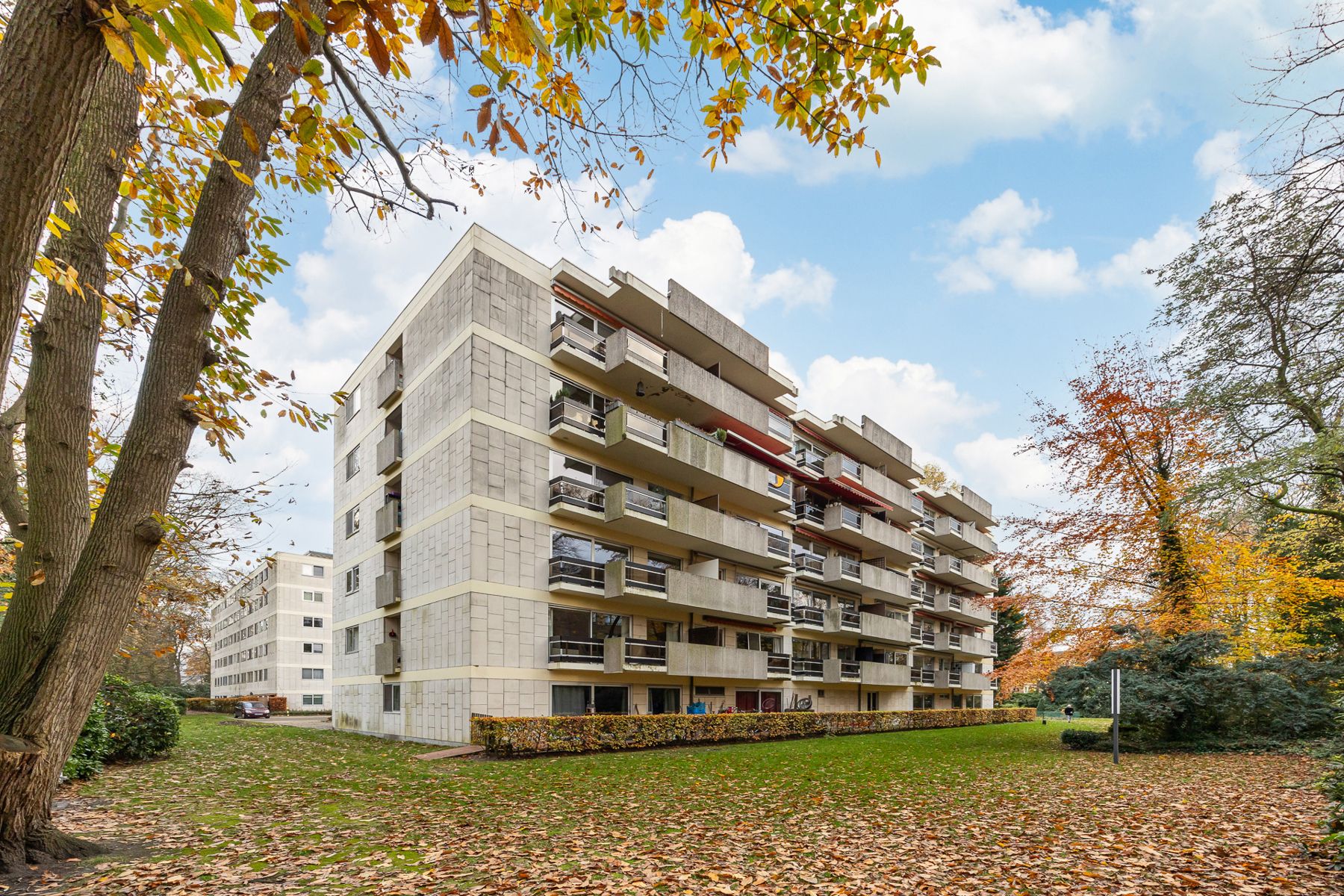 Een zeer ruim appartement (ca. 160 m²) op de eerste verdieping rechts met 2 terrassen, 2 bergingen en garage. foto {{pictureIndex}}