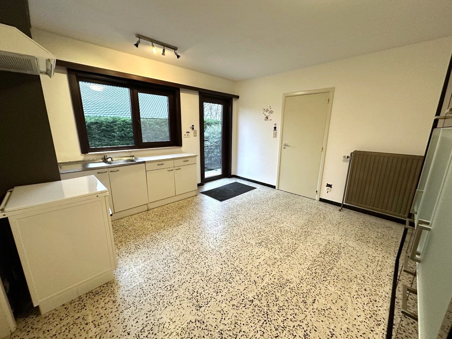 Halfopen woning met ruime tuin foto 8