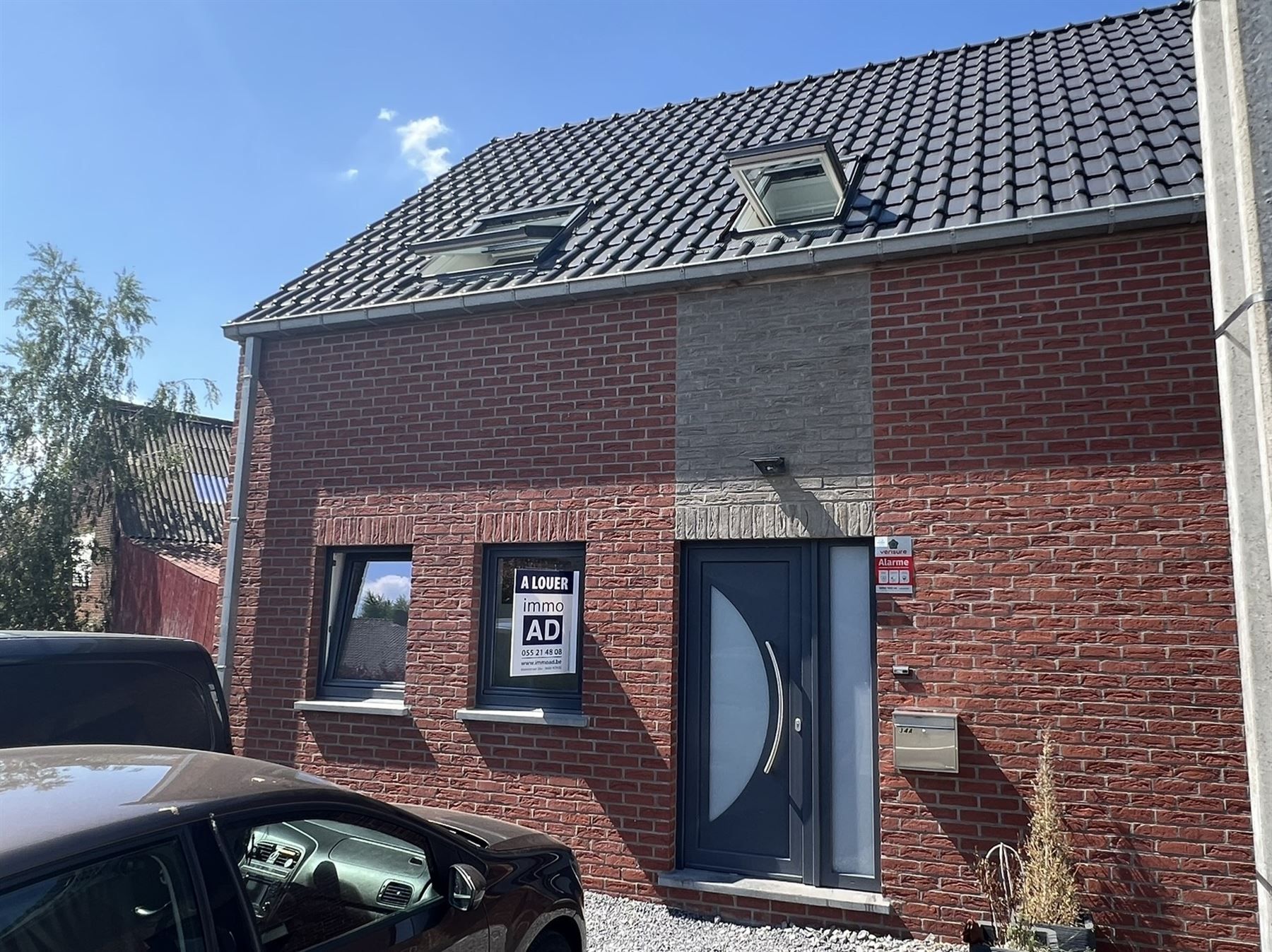 Gezellige en rustig gelegen nieuwbouw woning met 2 tuin foto {{pictureIndex}}