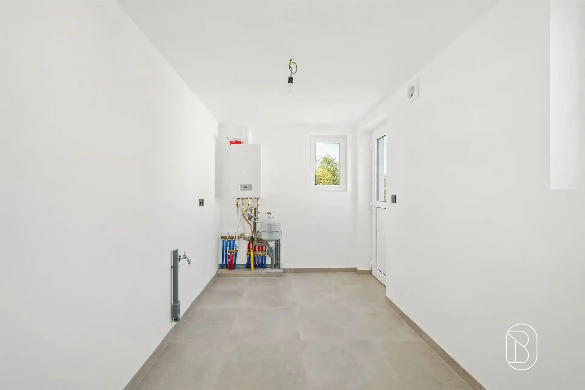 Charmant gerenoveerde woning met grote aangename tuin en handige oprit. foto 17