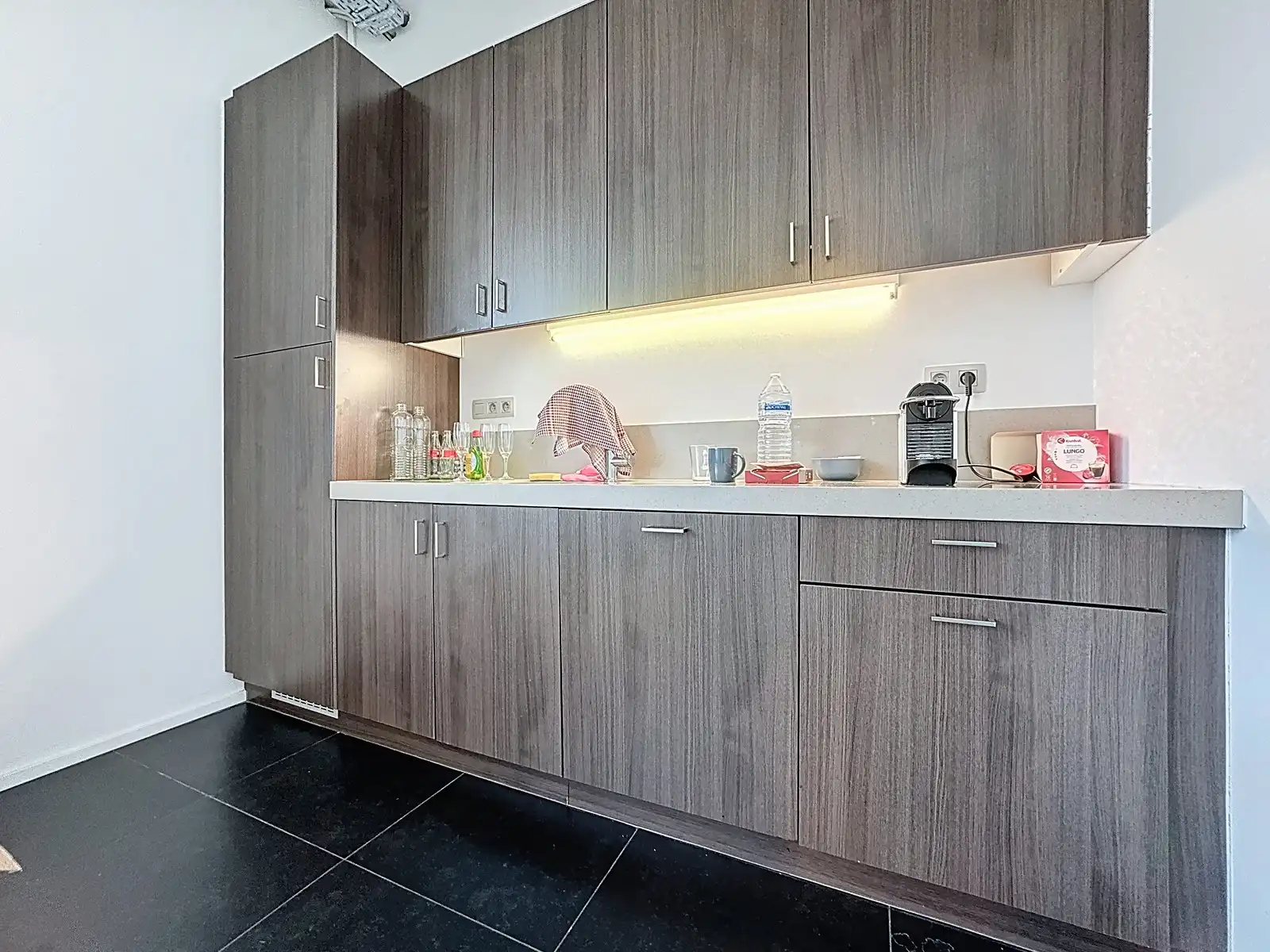 Instapklare KANTOORRUIMTEN (436m²) voorzien van alle comfort (databekabeling, airco,...) en private parkeergelegenheid. Vlot bereikbaar via Expresweg van Brugge! foto 13