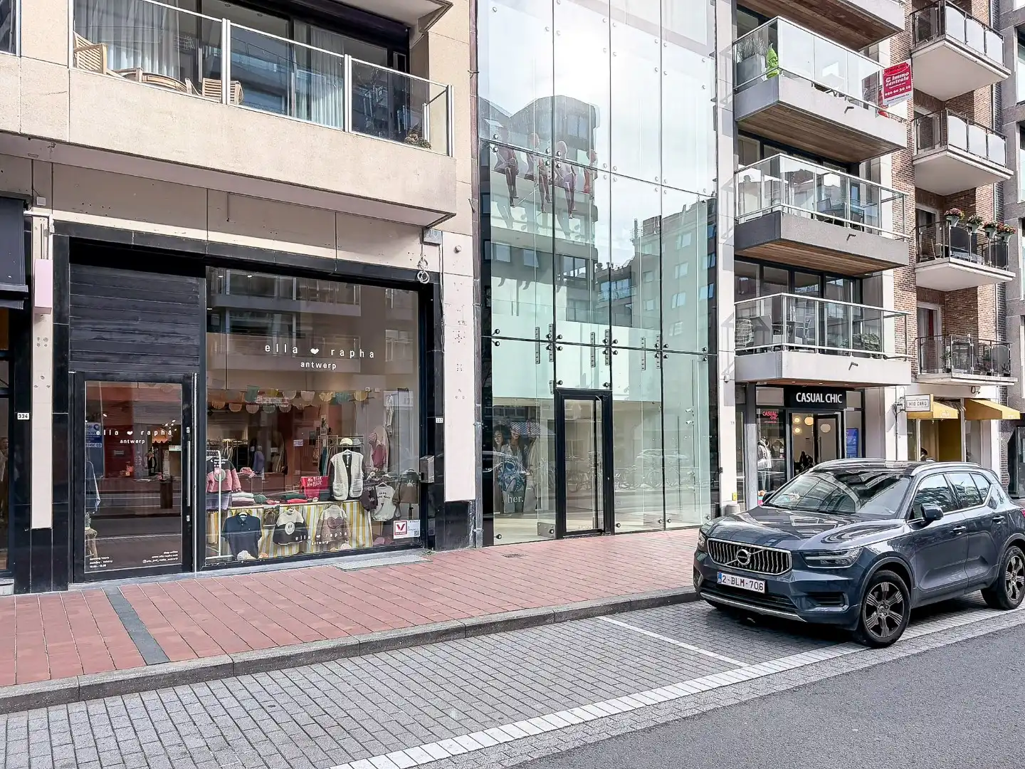 Te huur: handelspand met dubbelhoge vitrine en mezzanine op de Lippenslaan 332  foto 4