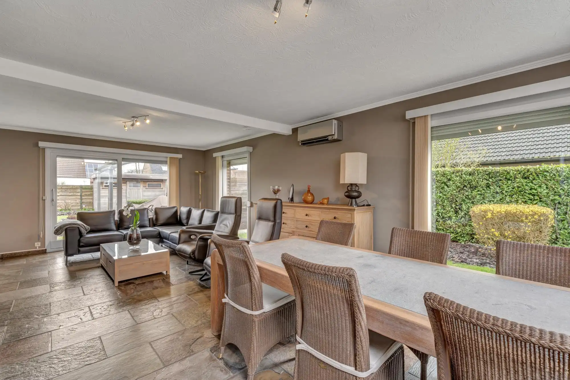 Open bebouwing met tuin, zonnepanelen en garage foto 6