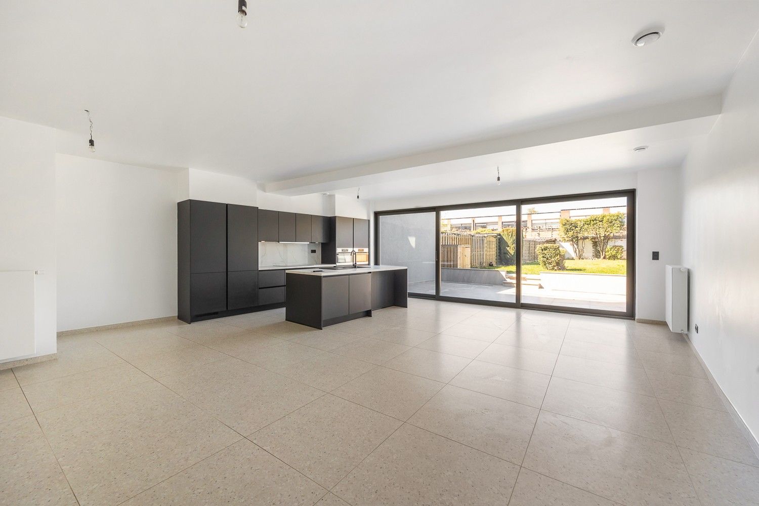 Modern gelijkvloers appartement met een zeer grote tuin (±200m²)  in hartje Sint-Niklaas! foto 2