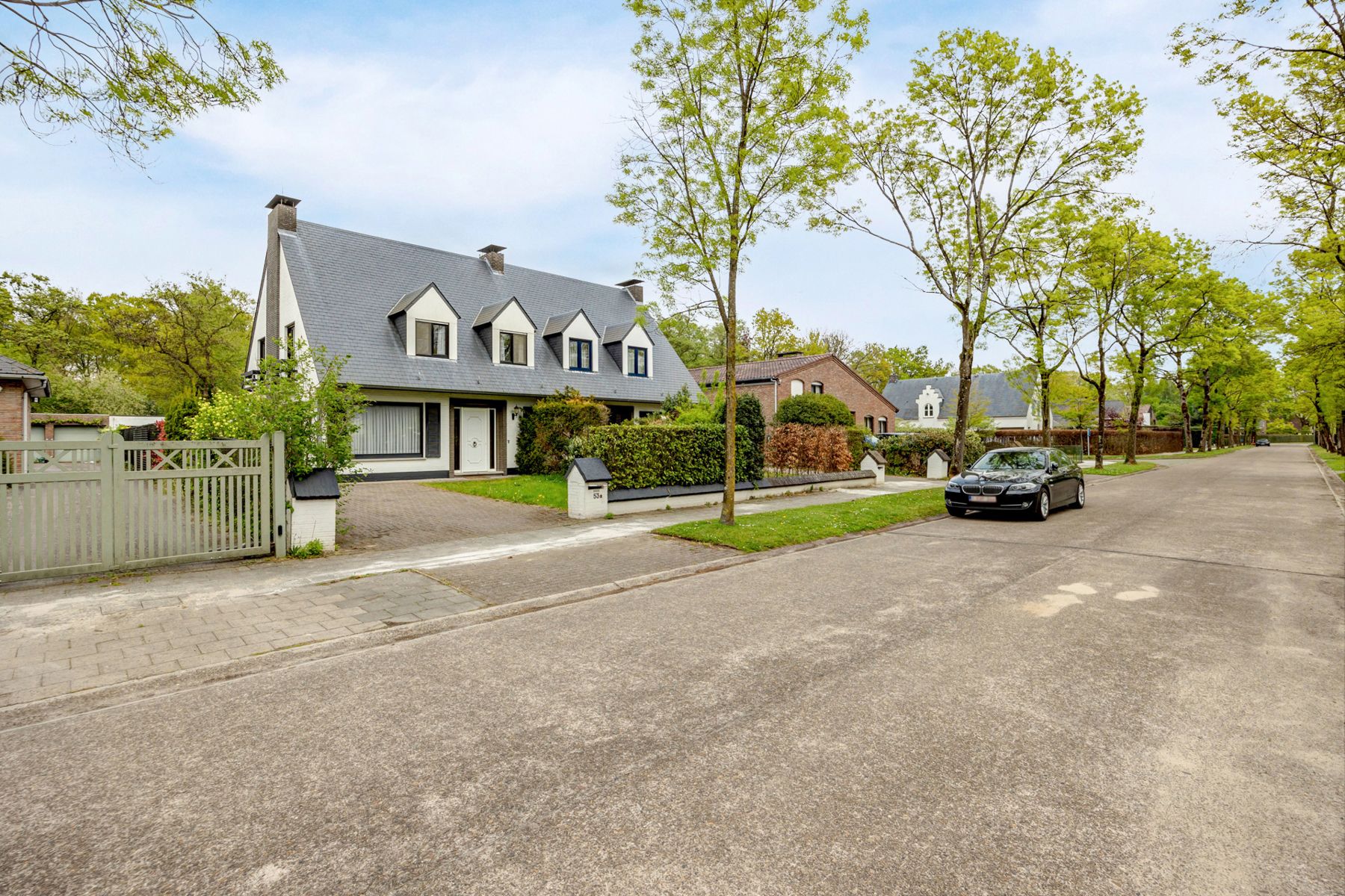 Hoofdfoto van de publicatie: Gezinswoning in Brasschaat met tuin en dubbele garage