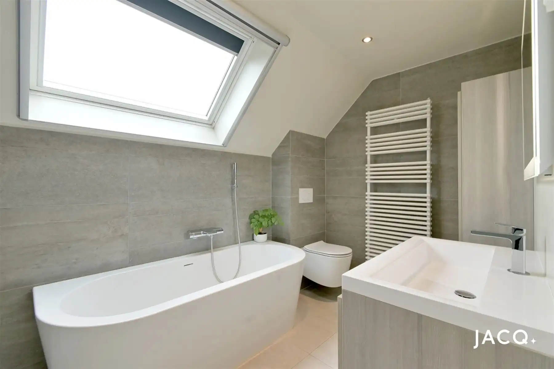 Gerenoveerde woning met 2slpk's, ruim terras en garage! foto 12