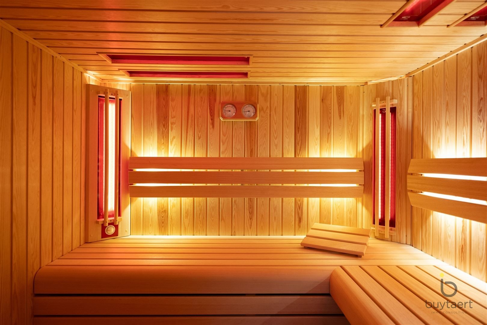 RUIMTE, RUST EN ONTSPANNING: MODERNE VILLA MET ZWEMBAD, SAUNA EN JACUZZI foto 32