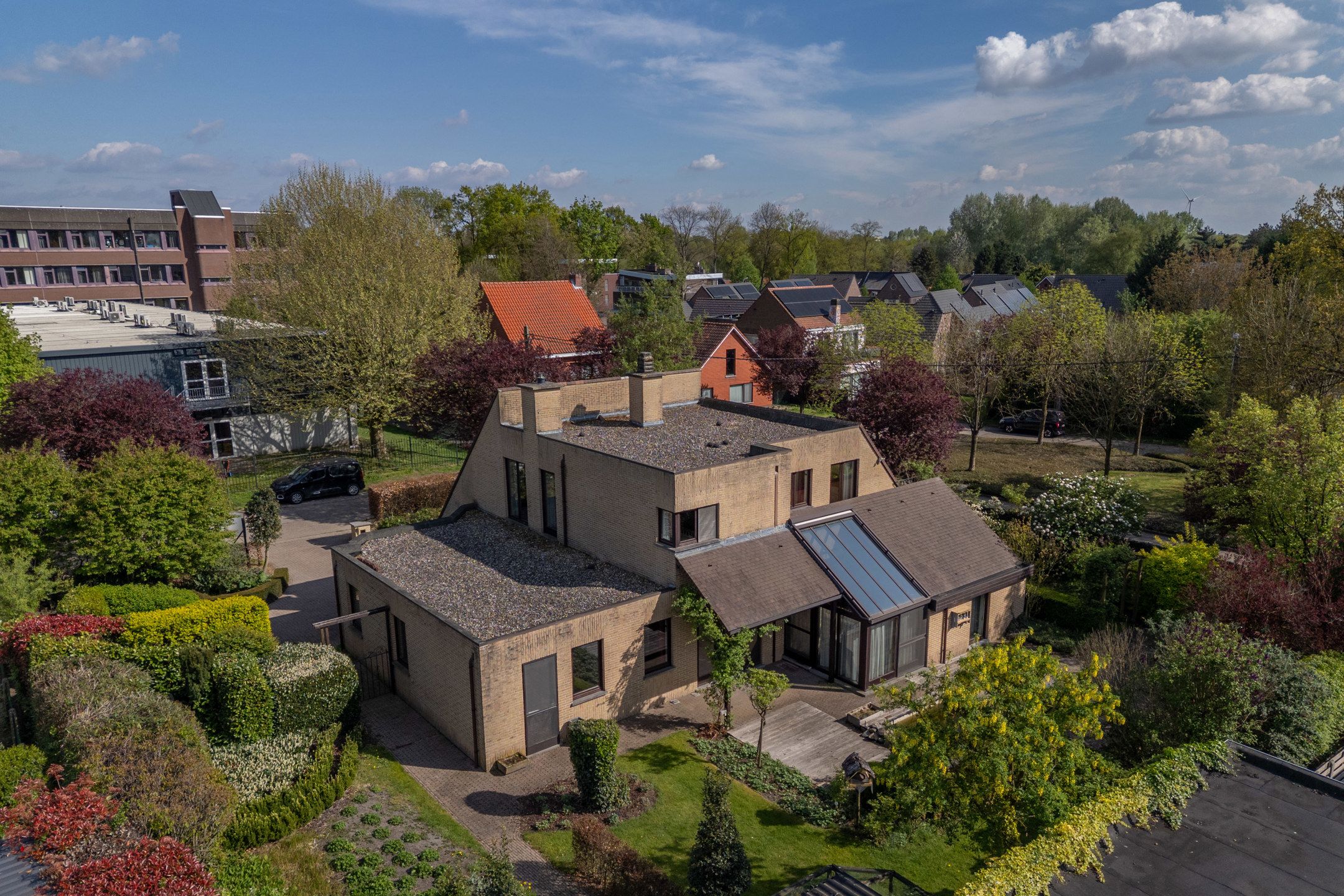 Goed onderhouden villa met 5 slpk's op perceel van 1.060m². foto 46