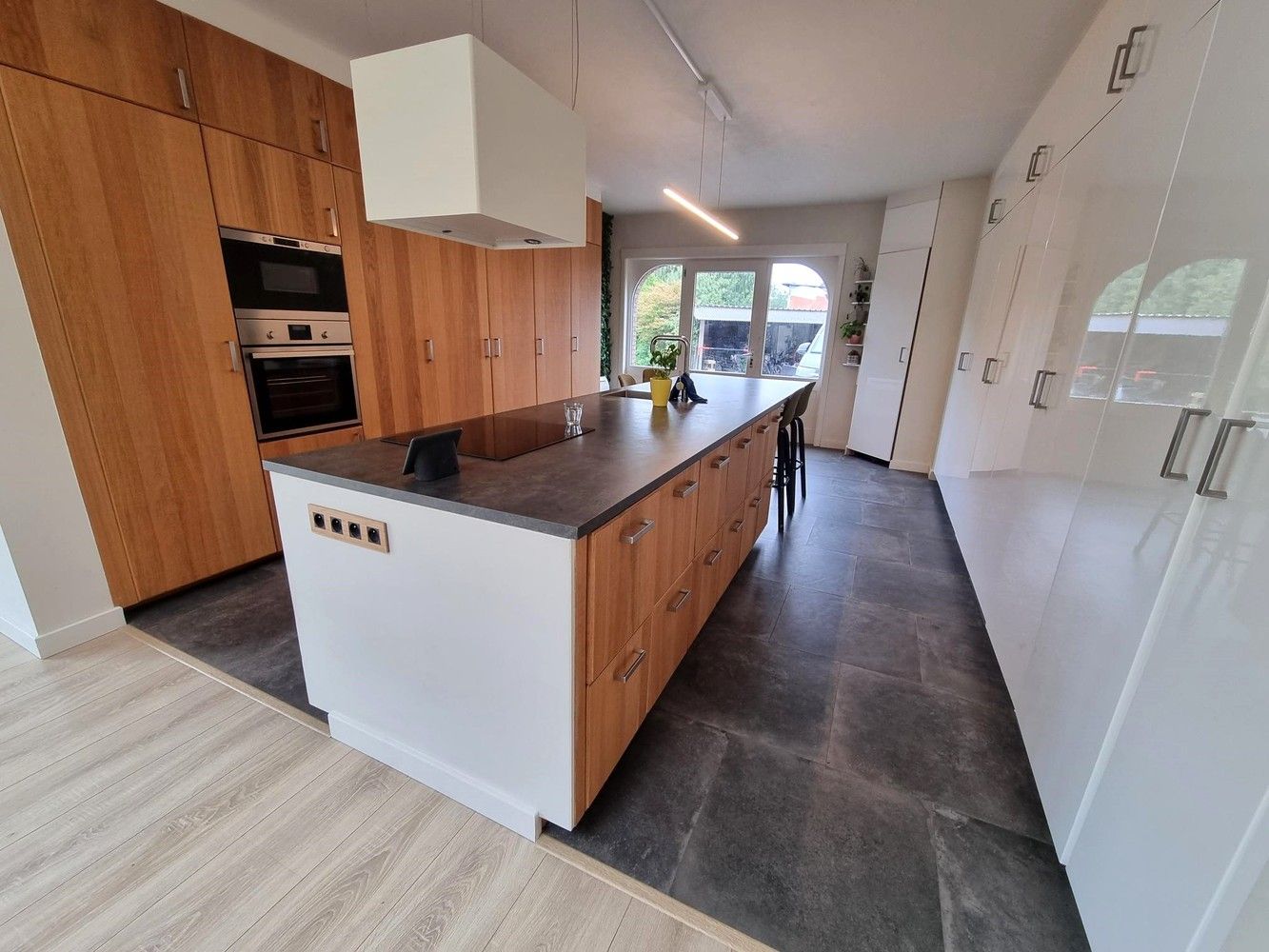 Zeer ruime woning, 5 slaapkamers, 2 badkamers gelegen op 12 are in een rustige straat foto 10