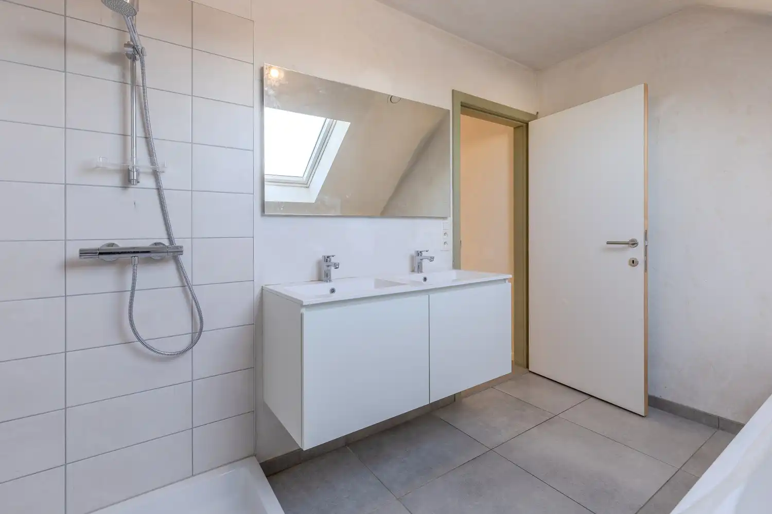 Hedendaagse nieuwbouwwoning met drie slaapkamers op rustige ligging in Neeroeteren foto 16