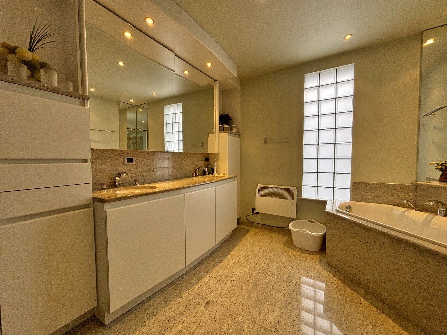Ruim en instapklaar appartement in hartje Ieper met prachtig uitzicht foto 18