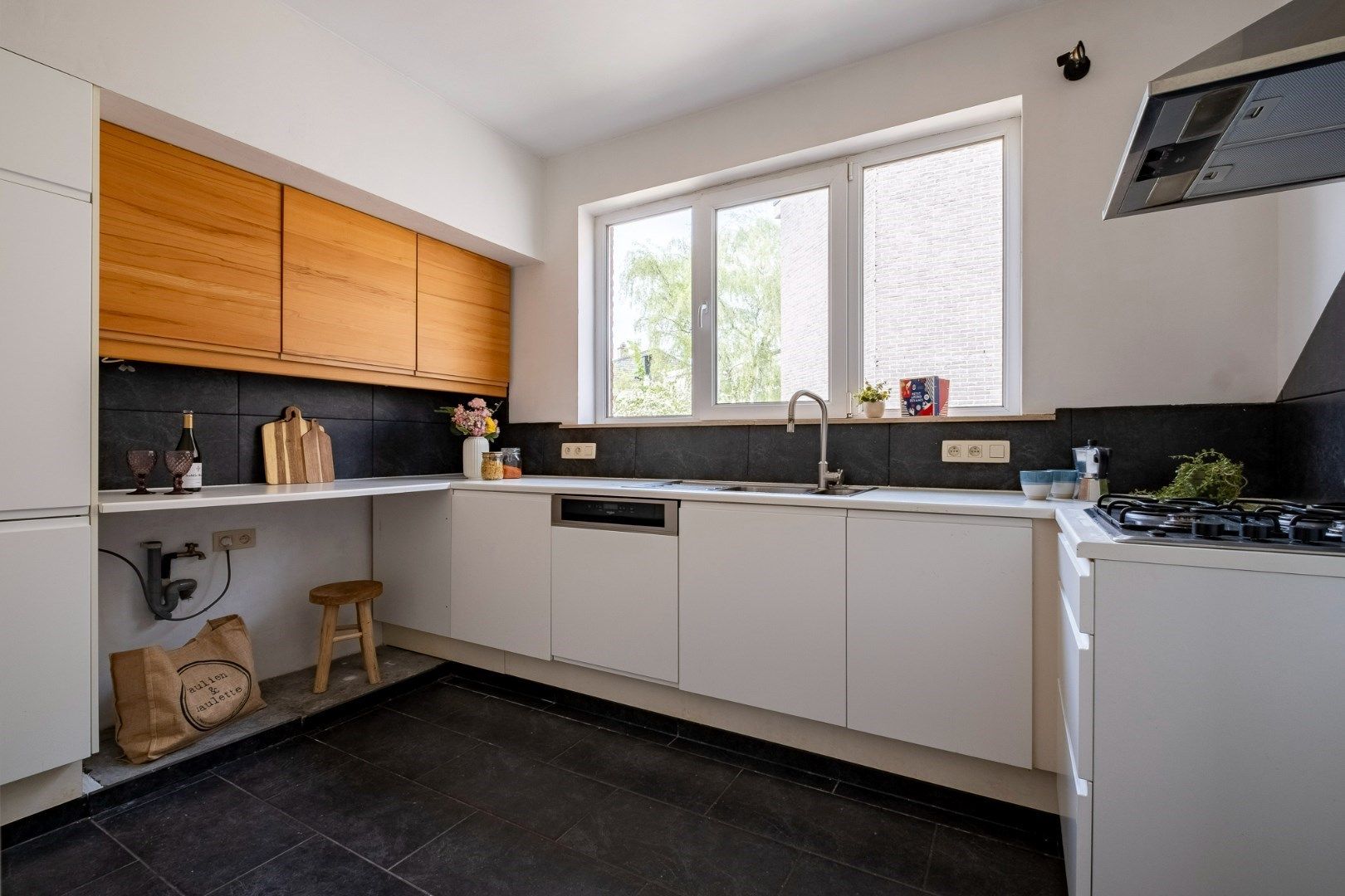 Zonnig en ruim, volledig gerenoveerd appartement in een goede en rustige buurt.  foto 10