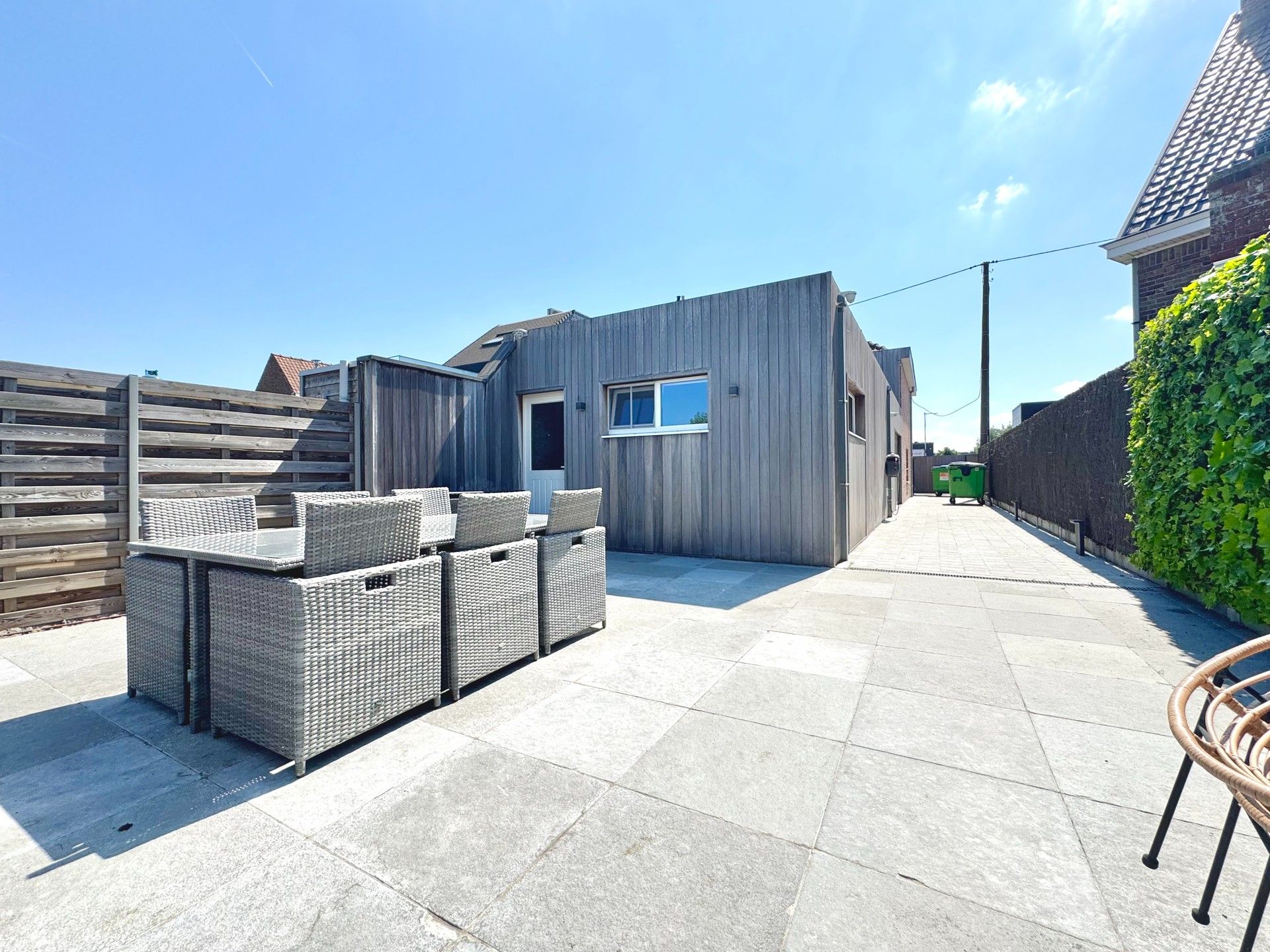 HOB met BIJGEBOUW en uitweg achteraan op 416 m² foto {{pictureIndex}}