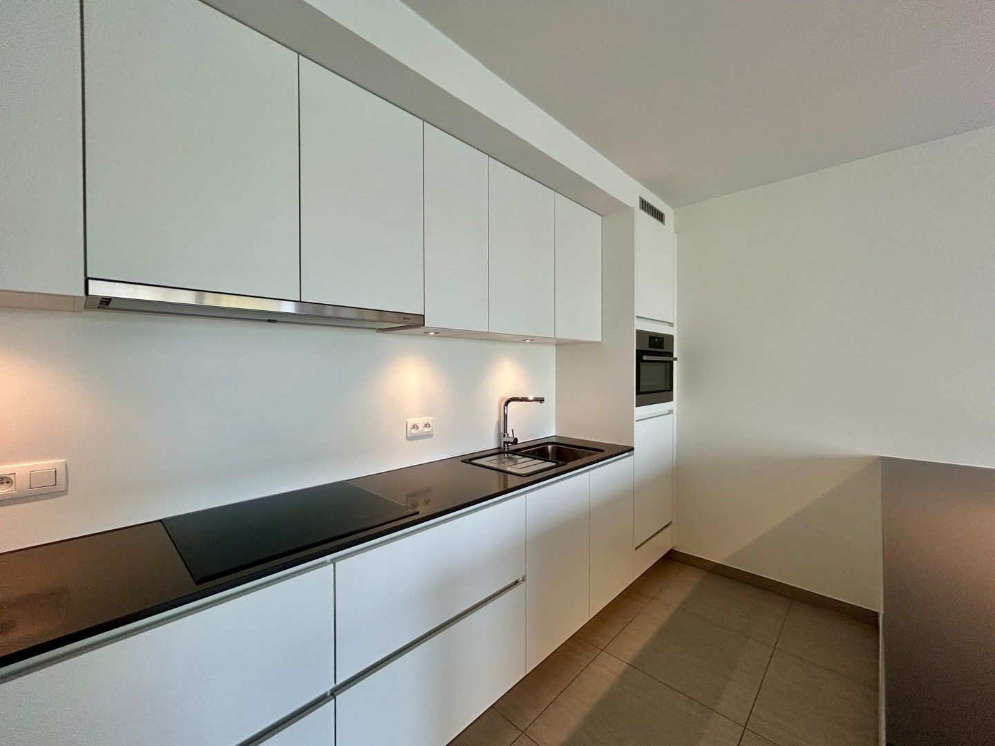 Instapklaar twee-slaapkamerappartement met zicht op stadspark te centrum Roeselare! foto 7