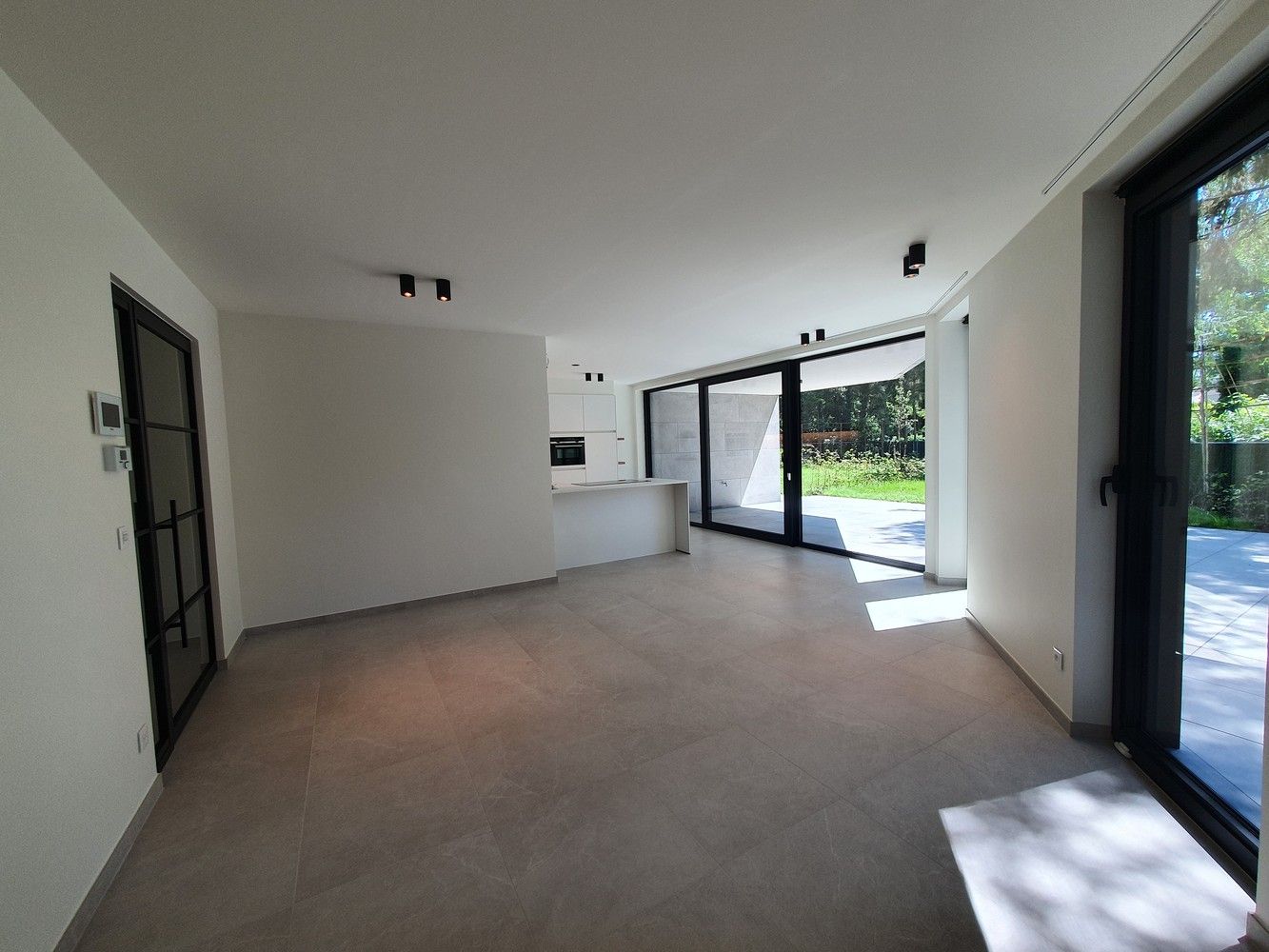 Luxueus nieuwbouwapp met 2 ruime slks en 2 prachtige terrassen (waarvan één met tuin), staanplaats en berging. foto 5