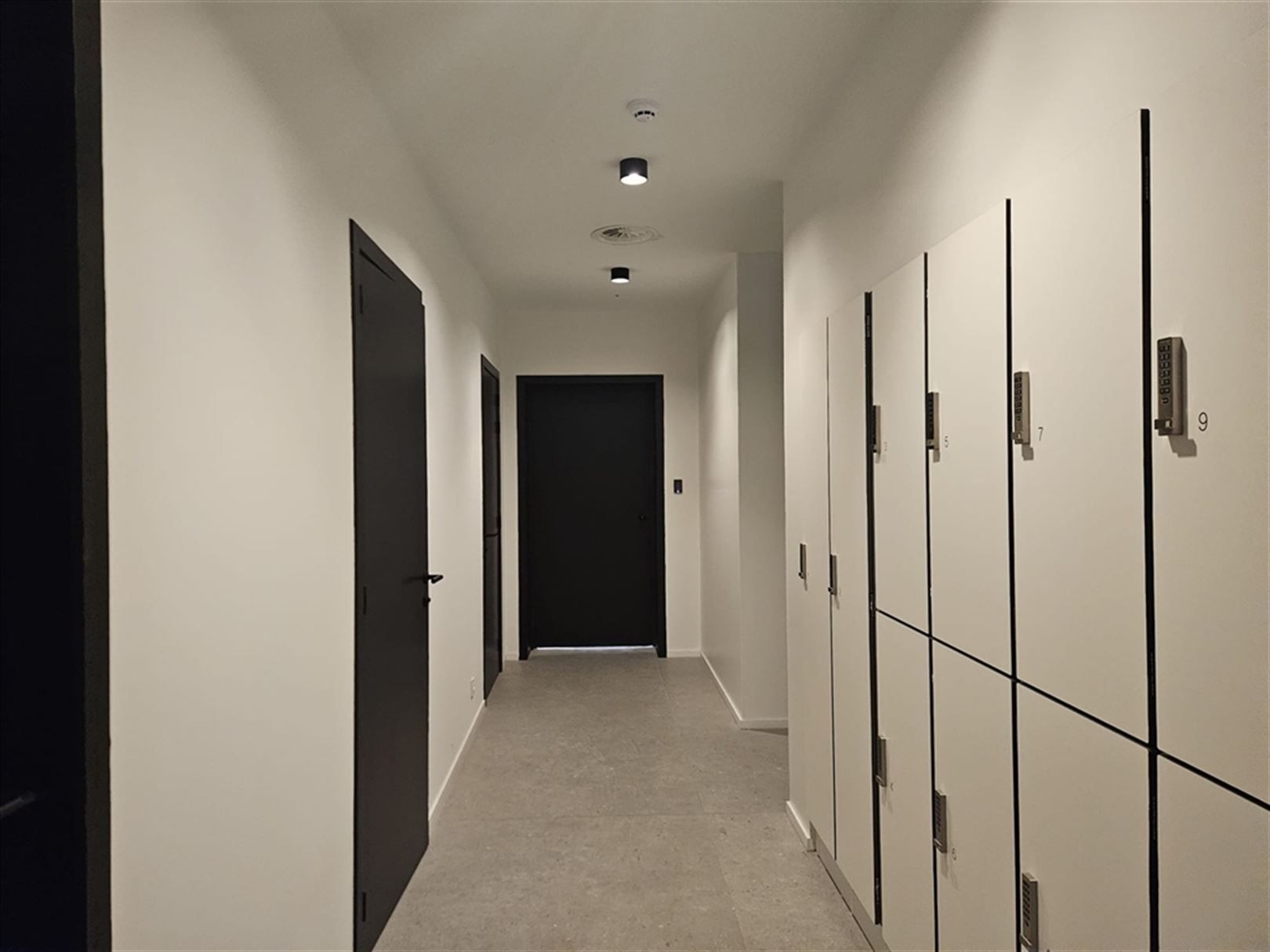 Moderne kantoren op zichtlocatie langs de E40 foto 10