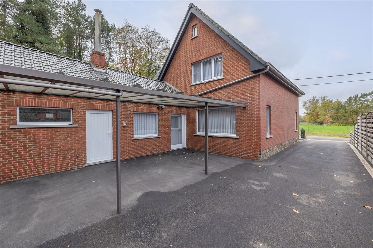 Temidden van agrarisch gebied, grenzend aan bos foto 12