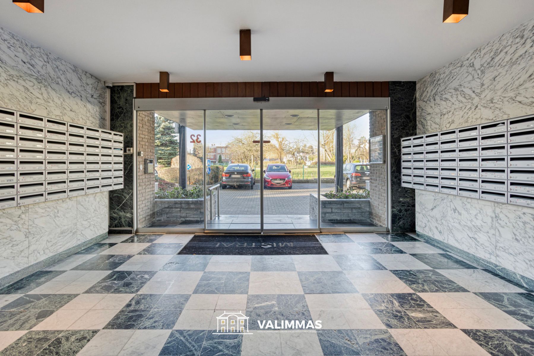 Gerenoveerd en comfortabel appartement met terras en kelder foto 2