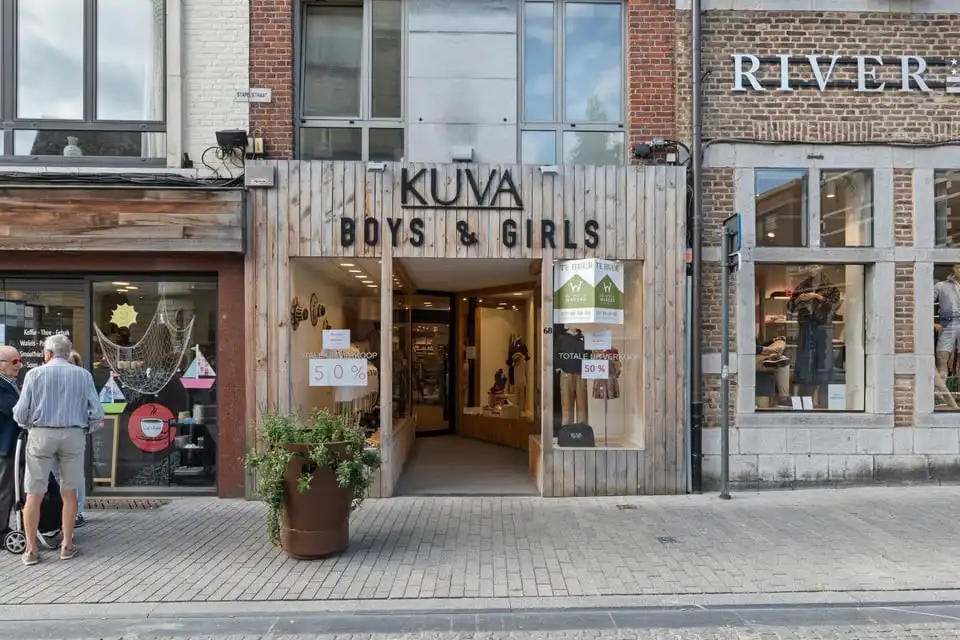 KNAP HANDELSPAND MET TWEE APART VERHUURDE APPARTEMENTEN IN HET CENTRUM VAN SINT-TRUIDEN foto 2