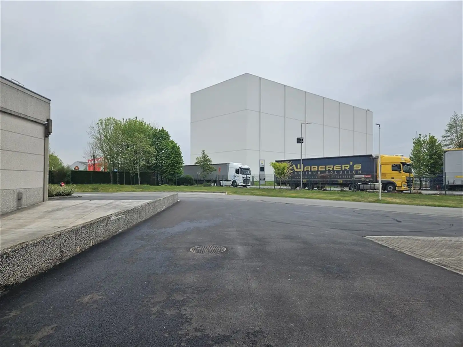 Magazijn met laad- en loskades te Desteldonk foto 4