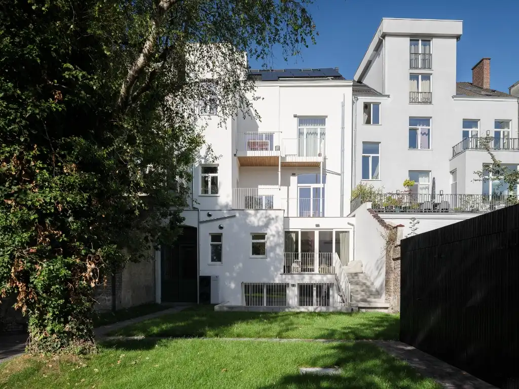 Knap gerenoveerd 2-slaapkamer appartement met ruim privatief terras foto 2