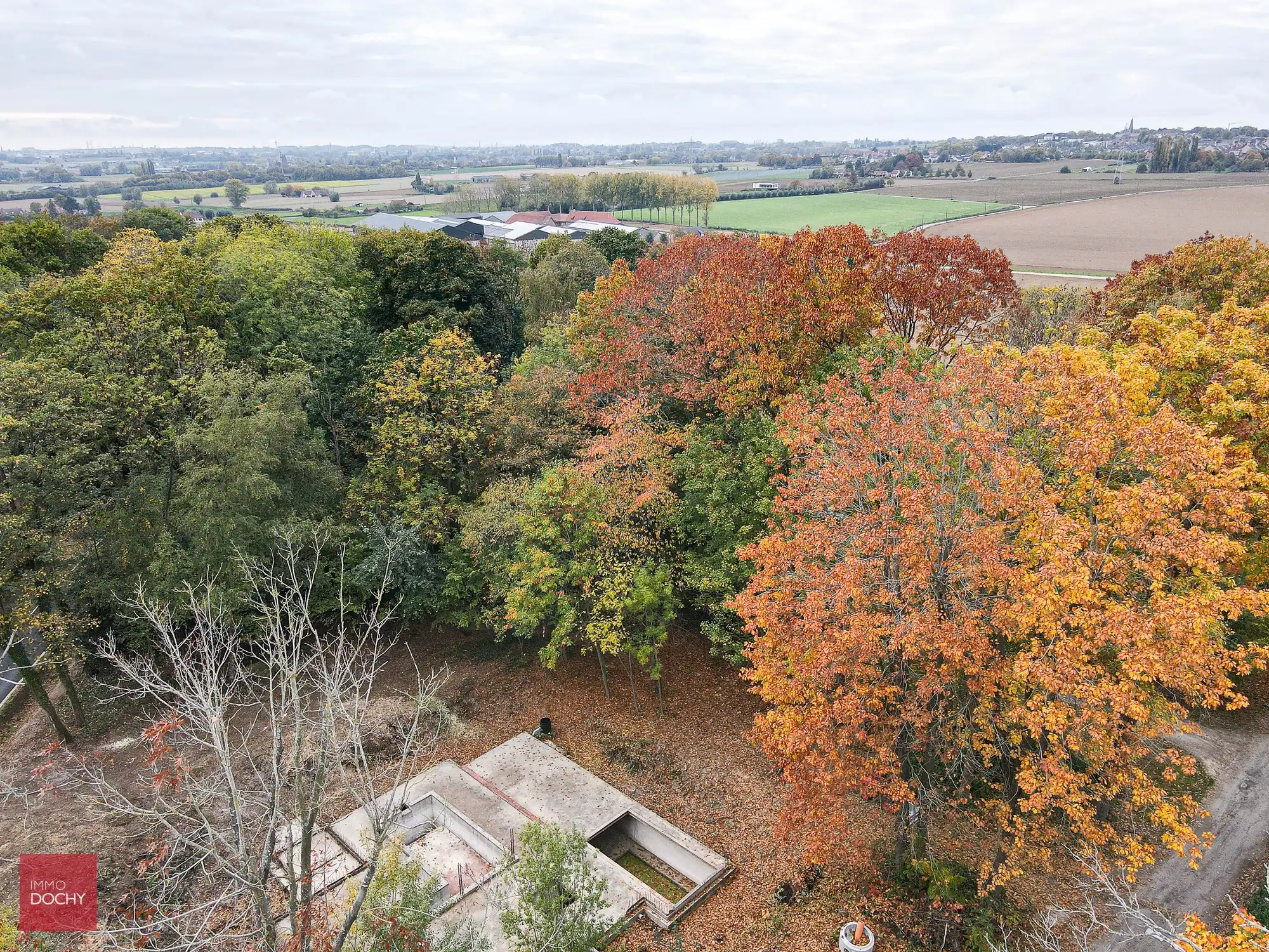 Ruim perceel met reeds aangelegde kelder te Bellegembos bestemd voor villabouw foto {{pictureIndex}}