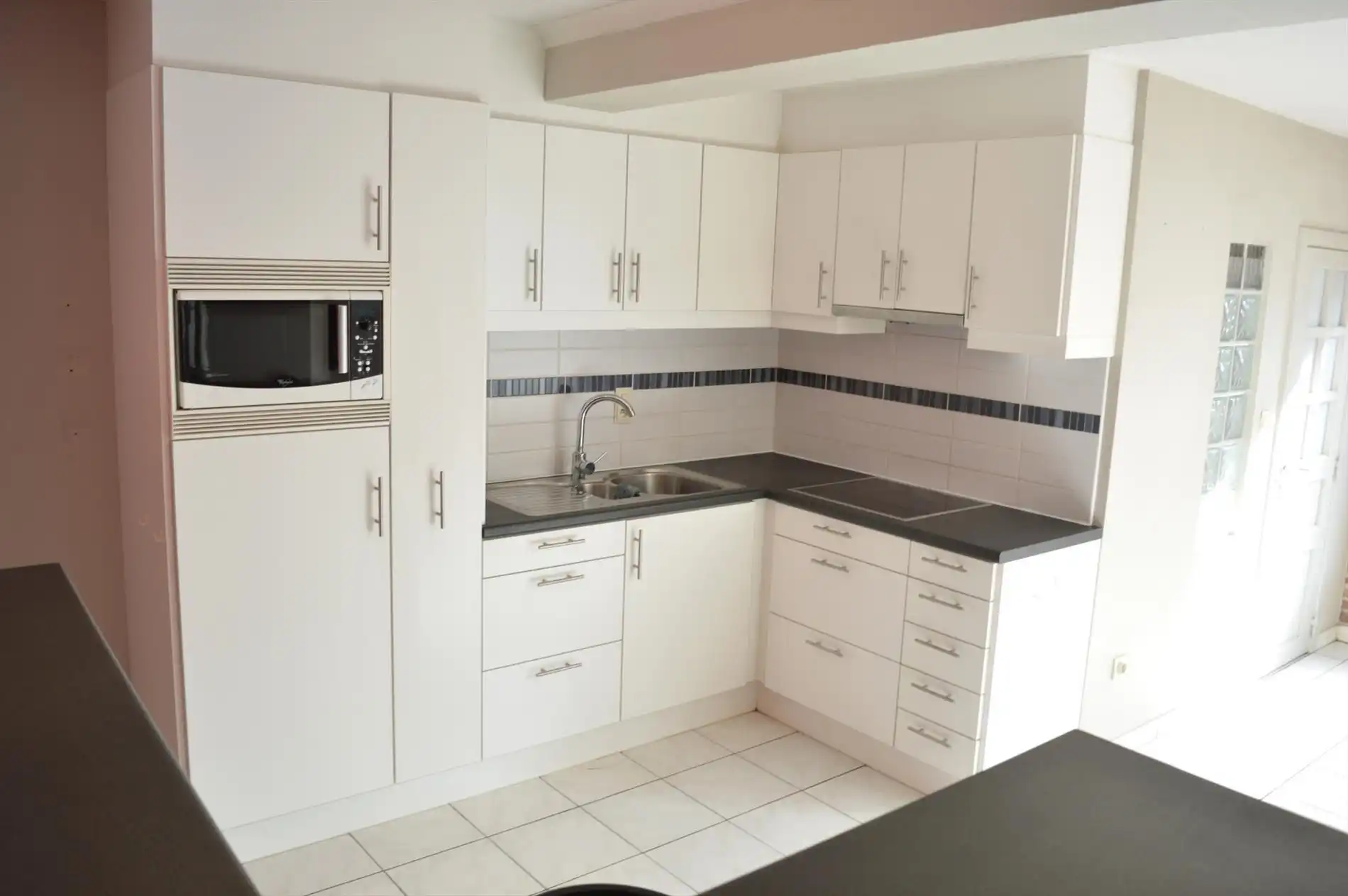 Verzorgde rijwoning dichtbij het centrum van Heule foto 5