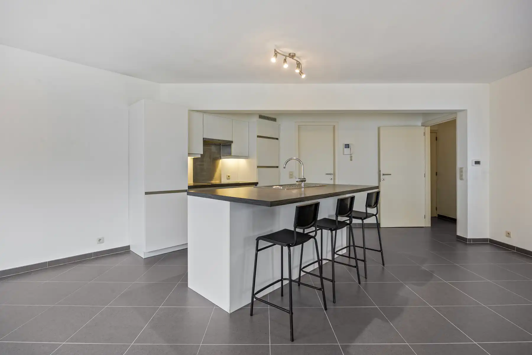 Instapklaar appartement met 2 kamers, staanplaats en terras foto 7