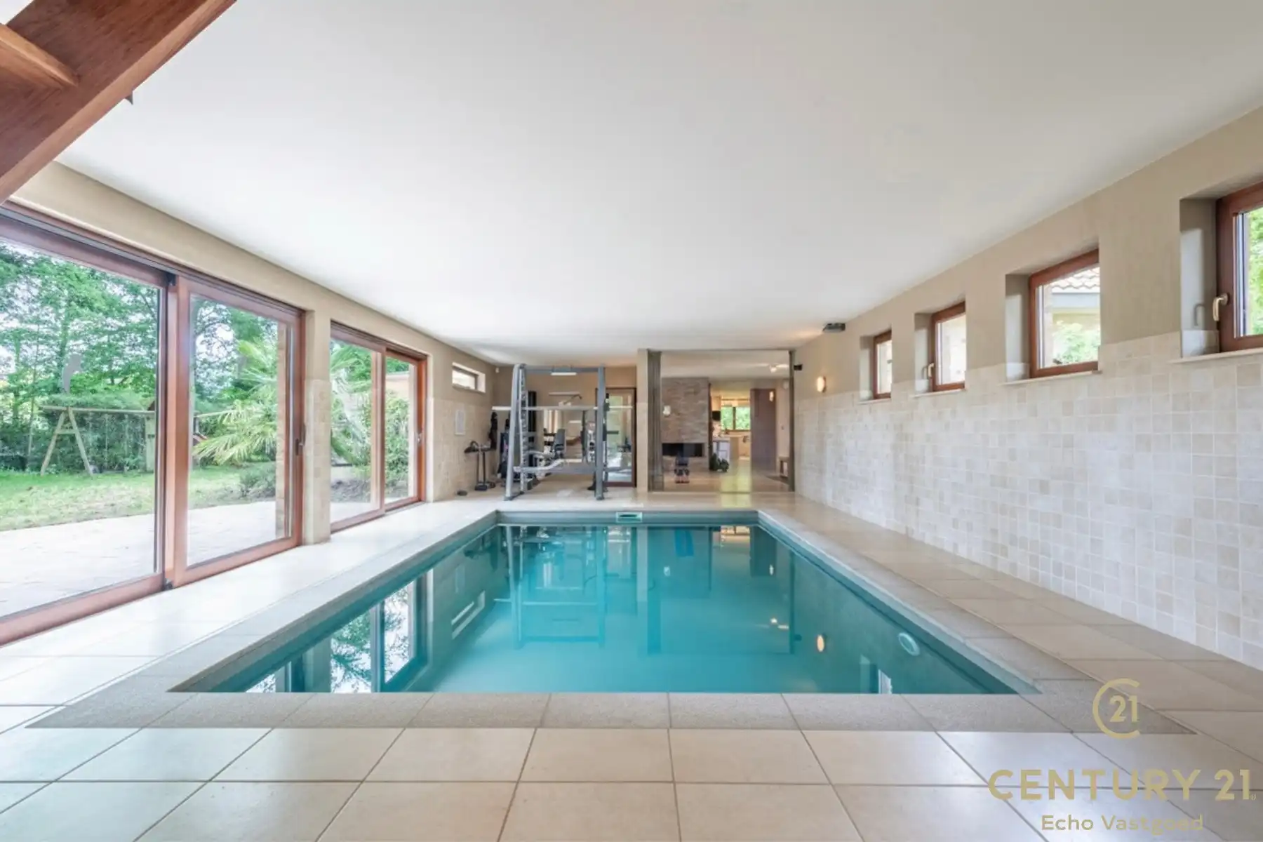 Riante villa met 5 slaapkamers, 4 badkamers en binnenzwembad foto 10