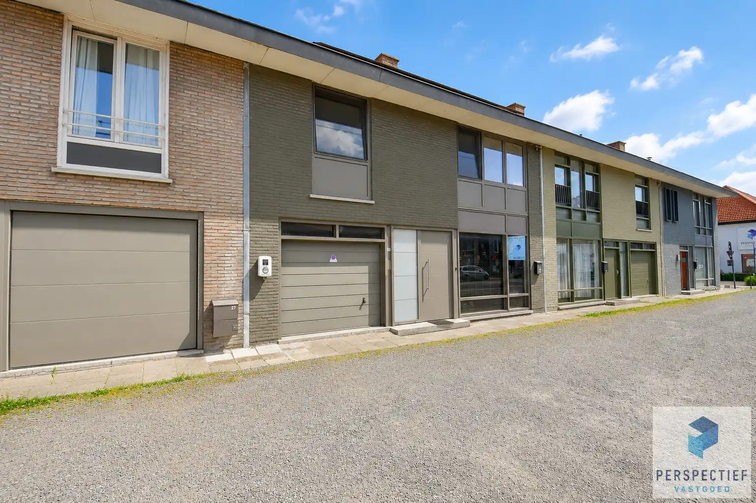 RUIME LICHTRIJKE WONING met 4 SLPKS, GARAGE en grote TUIN foto 2