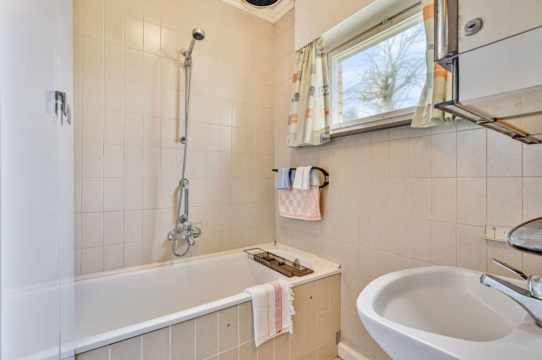 Op te frissen bungalow met zolderverdieping foto 8