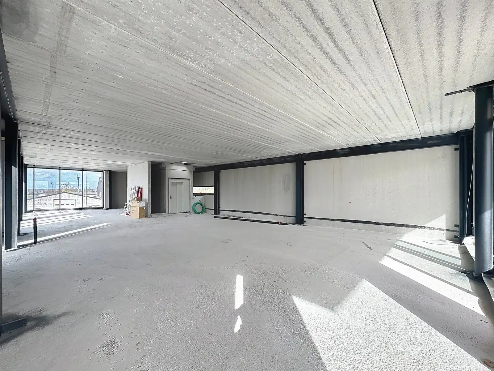 Op hoek-en zichtlocatie te Maldegem: Casco-KANTOORRUIMTE (285m²) met zonne-TERRAS (50m²) TE HUUR op eerste verdieping (lift aanwezig)! foto 11