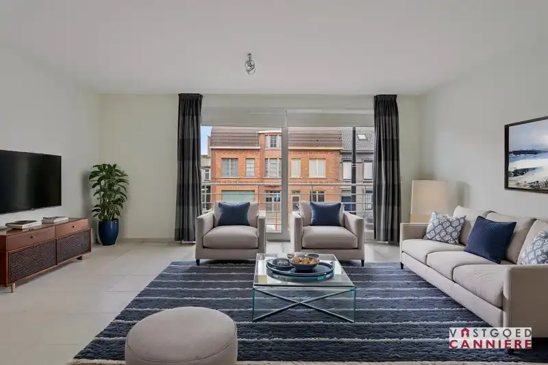 Ruim 2 slaapkamer appartement TE HUUR in residentie Den Hert in hartje Oostrozebeke! foto 5