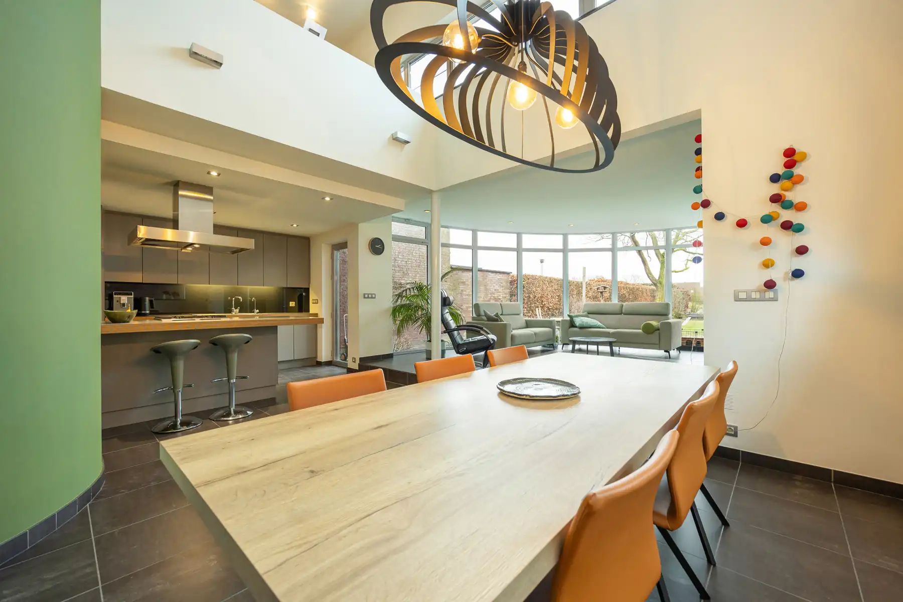 Ruime gezinswoning met tuin in een doodlopende straat. foto 2